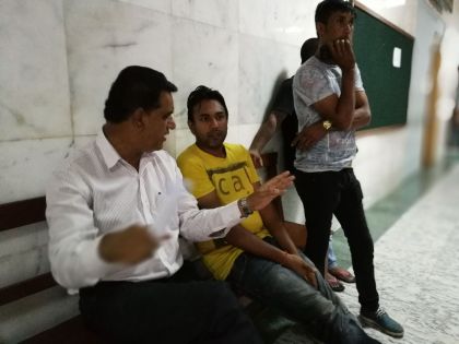 Graffitis : l’ex-journaliste Kunal Gauzee libéré, la cour ordonne qu’il soit examiné par un médecin