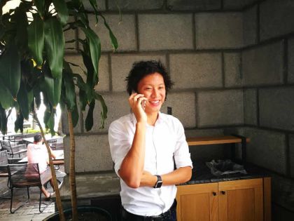 Le lauréat Jason Ah Chuen reprend son travail comme serveur au Café LUX* ce mardi