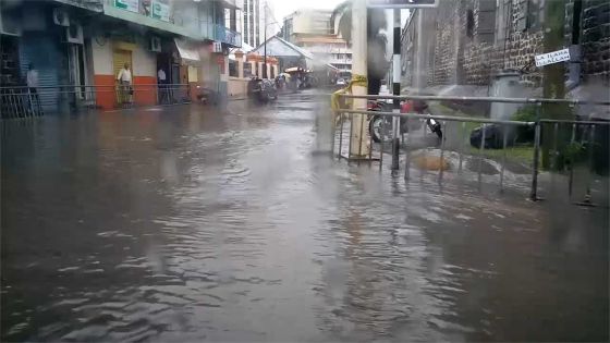 Météo : un avis de pluies torrentielles en vigueur à Maurice
