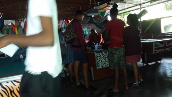 Collégiens admis en pleine journée : deux Pool Houses prises en contravention par la Brigade des Mineurs