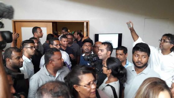 MMM : la motion de démission de Paul Bérenger rejetée