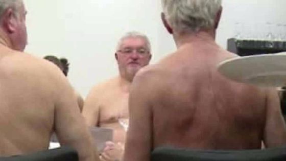 «Bon appétit tout nu !»: le premier restaurant naturiste de Paris 