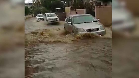 Poste-de-Flacq : quand la route ressemble à une rivière