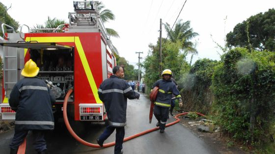 À Port-Louis : une femme et un enfant sauvés d’un bâtiment en feu 