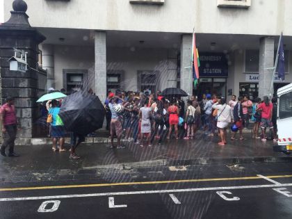 Maisons inondées : des sinistrés se rassemblent devant le poste de police de Pope Hennessy