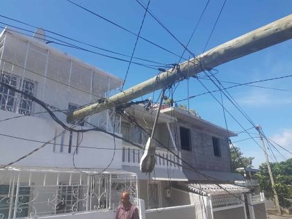 Trèfles : un pylône électrique s'abat sur une maison à étage