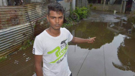 Des habitants de l’Escalier abattent un mur pour évacuer l’eau 