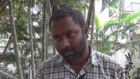 Jeune diplômé, Gopal Rungapen erre dans les rues