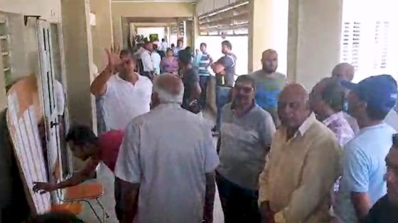 Triolet : des électeurs «en  colère d’avoir patienté plus de 30 minutes pour aller voter»