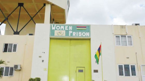 Noël derrière les barreaux : célébrations chaleureuses en prison pour les détenues et leurs tout-petits