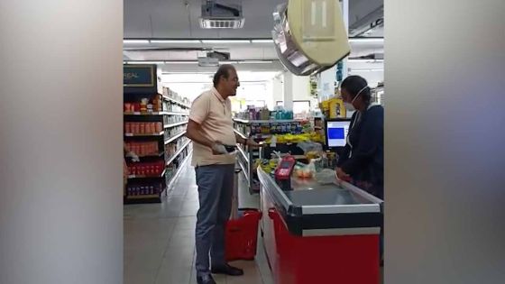 Malgré la condition du supermarché, Obeegadoo ne porte pas de masque 