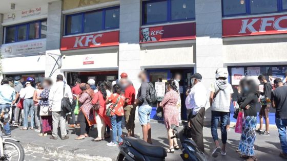 One Cathedral Square Building : longue file d’attente, pas de 'social-distancing'