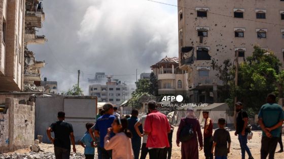 A pied ou entassés dans des camionnettes, des milliers de Palestiniens fuient Gaza-ville