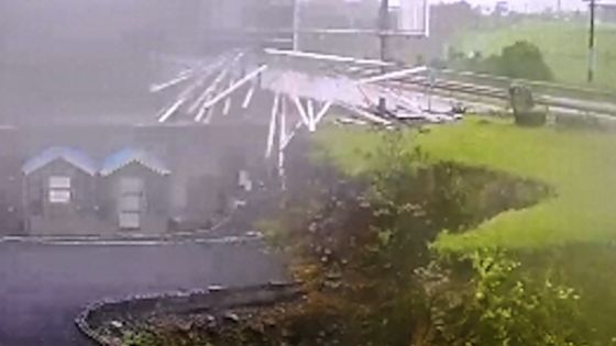 Highlands : la chute d’un panneau publicitaire capturée sur caméra 