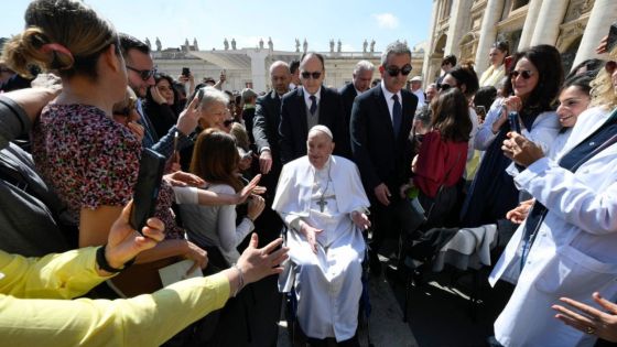 Le pape, convalescent, fait une apparition surprise place Saint-Pierre