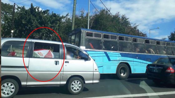 Insolite : elle utilise son parasol dans un véhicule pour se protéger contre le soleil 