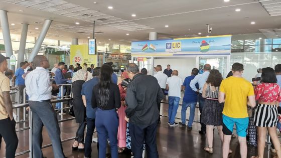 Coronavirus : les parents des douze étudiants mauriciens trépignent d’impatience à l’aéroport de Plaisance