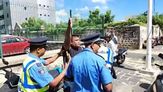 Devant la Cour suprême : prise de bec entre Parvez Rostom et des sympathisants de Bruneau Laurette 