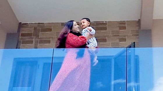 Elle a perdu sa fille à cause de la COVID-19 : Parwezah se veut courageuse pour son petit-fils