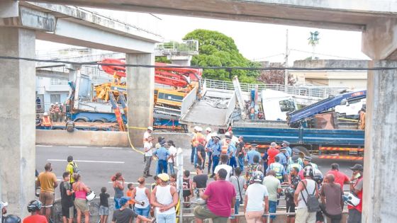 Sur l’autoroute à Roche-Bois : percutée par un camion, la passerelle pour piétons s’effondre