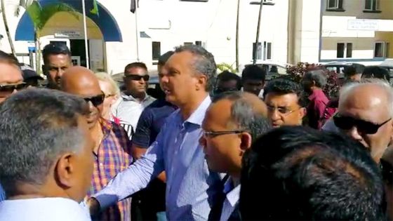 Manifestation à St-Paul : arrivée de Patrick Assirvaden et Cader Sayed Hossen au poste de police de Curepipe