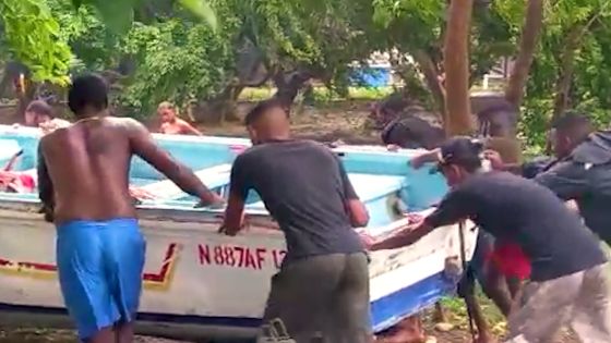 A Bain-des-Dames : des pêcheurs éloignent davantage leurs embarcations de la mer 