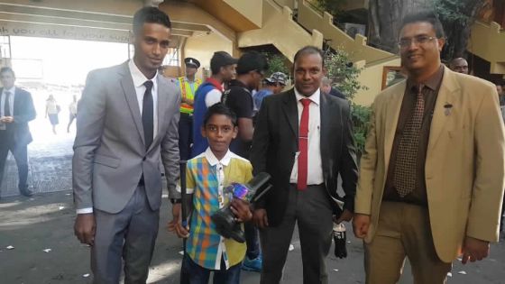 Au Champ-de-Mars : le petit Romesh comblé de joie et de cadeaux