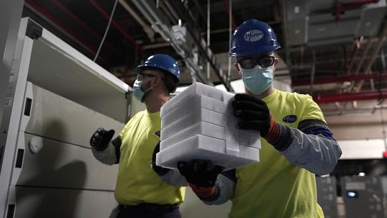 Covid-19: les Etats-Unis vaccinent, la France teste massivement