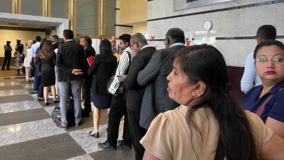 Panne d’ascenseur à la Cour suprême : Attente interminable pour avocats et public lundi