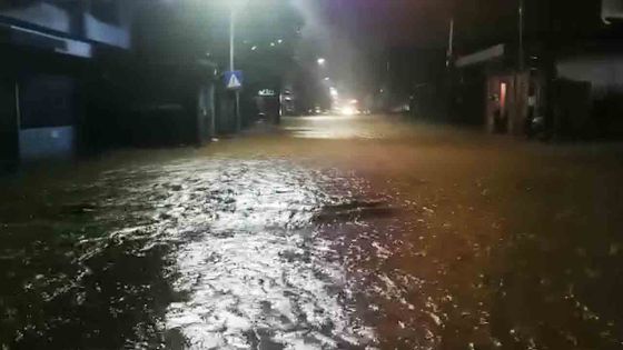 [Live] Un pont à La Caverne, Vacoas, inondé. Des habitations affectées par la montée des eaux