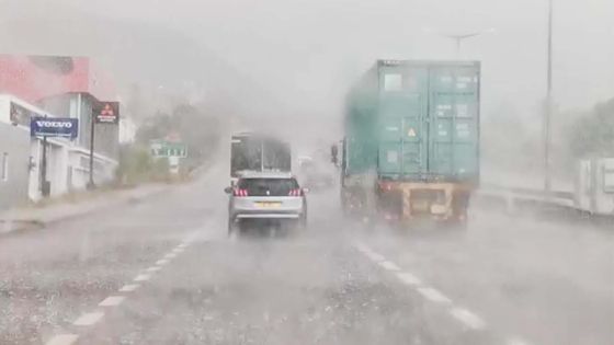 Circulation routière difficile par temps de pluie 