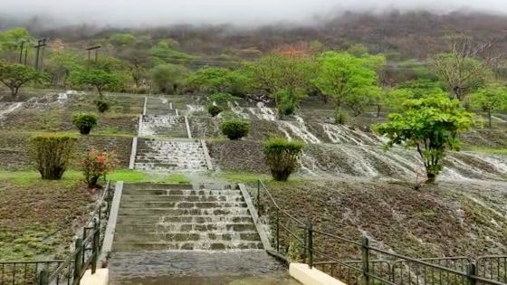 Marie Reine de Paix : l’eau descend le long d’une succession de petites marches…