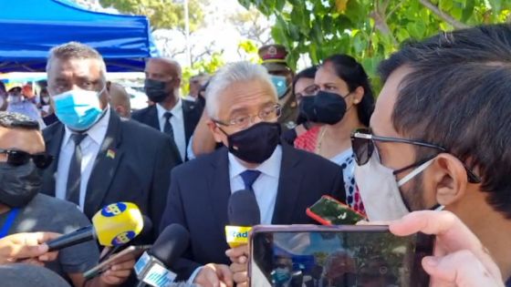 Dévoilement d'une stèle en mémoire de la policière Dimple Ragoo à Beau Vallon. Suivez la déclaration du Premier ministre