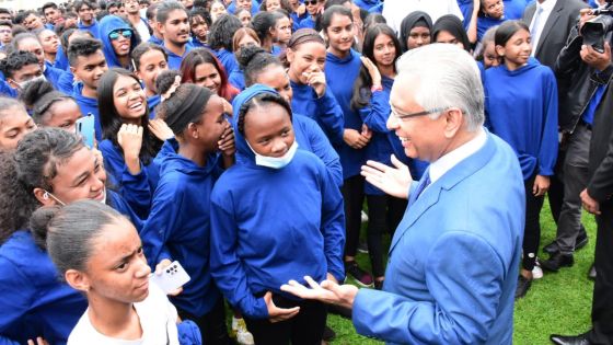 Record mondial du plus grand drapeau national flottant humain: «Un signe d’appartenance à la patrie», dit le PM