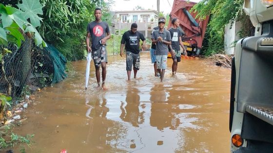 Pluies torrentielles : un poids lourd en difficulté à Morcellement Swan, Pointe-aux-Sables 