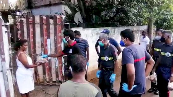 Triolet : des sapeurs-pompiers font don de pommes de terre et d’oignons aux villageois