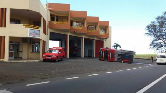 Casernes de Saint-Aubin : un camion de pompier se renverse