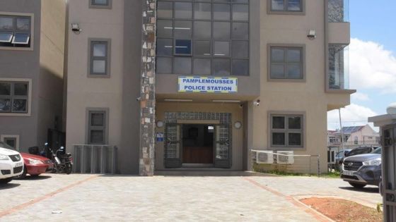 Suite à des pluies torrentielles : sa voiture coincée dans un caniveau, il réclame Rs 1,3 million 