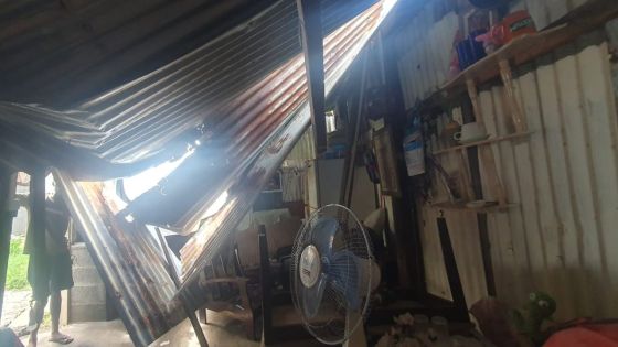 Poste-Lafayette : une partie de la toiture d’une maison en bois sous tôle s’effondre