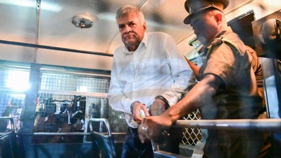 Sri Lanka : l'ex-président Wickremesinghe hospitalisé après une première nuit en prison