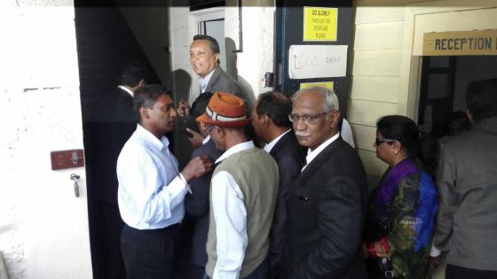 Affiches : le PTr au Central CID pour porter plainte