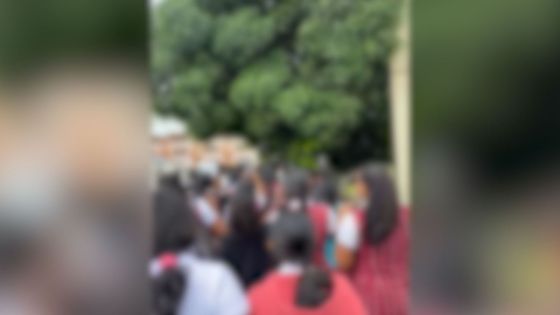 Invasion de « punaises » : manif des élèves de Simadree Virahsawmy SSS 