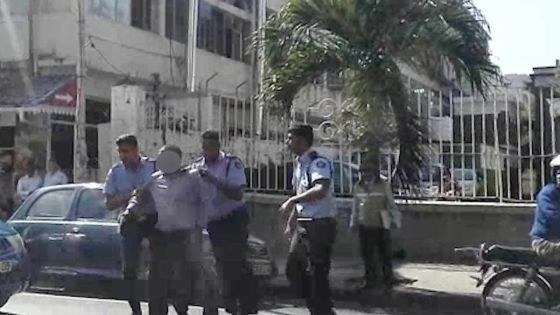 En face de la Cour Suprême : un homme récalcitrant interpellé en pleine rue