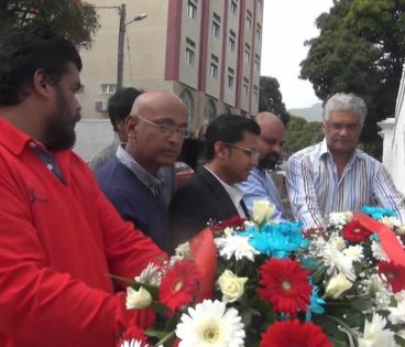 Rama Valayden et des avocats déposent des gerbes devant l’ambassade de France