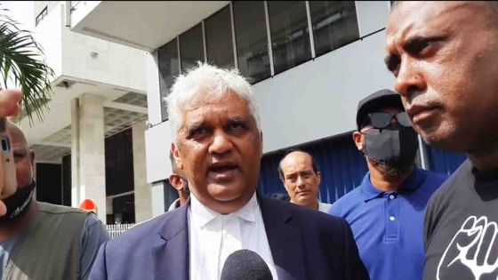 Private Prosecution contre Yogida Sawmynaden : déclaration de Me Rama Valayden. Il est aux côtés de Bruneau Laurette