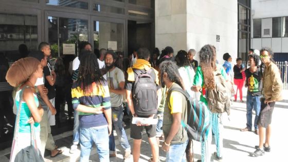 Des rastas envisagent de poursuivre l’État et la police