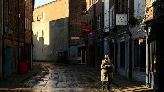 Coronavirus: l'Angleterre se reconfine, l'OMS attend les autorisations de la Chine