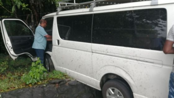 Réduit : un van fait une sortie de route 
