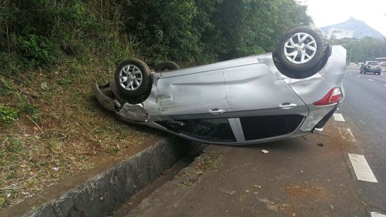 Réduit : une voiture fait plusieurs tonneaux avant de finir les quatre roues en l'air