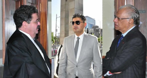 Gooljaury raconte la nuit au bungalow de Roches-Noires : «Selon Soornack, un inconnu d’une vingtaine d’années, torse nu, les regardait par la fenêtre…»